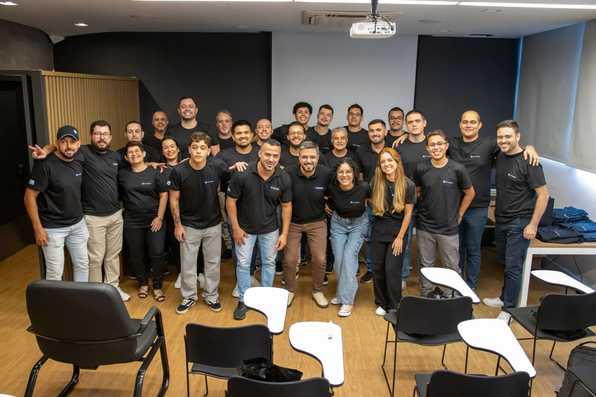 Equipe da Synesis Consultoria reunida no escritório